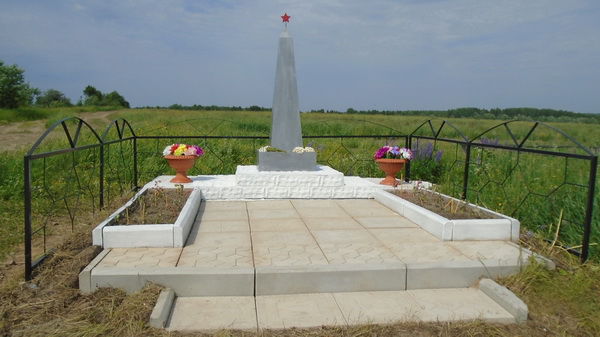 memorial_uchastnikam_VOv,_zahoronennym_na_selskom_kladbische.jpg